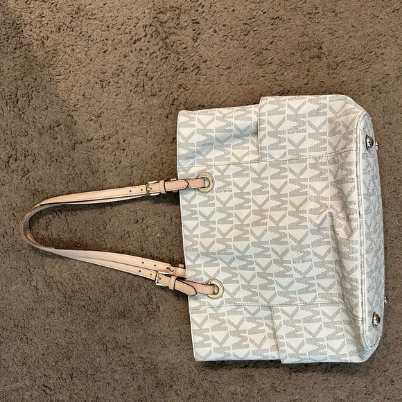 Michael Kors original shoulder bag. Good condition.3 compartments color beige. - Picture 2 of 5